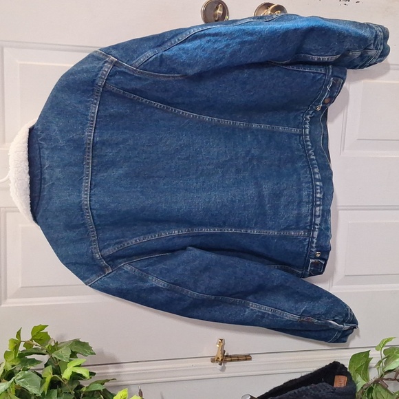 SOLD - Levi's Sherpa Lined Denim Trucker Jacket - Picture 7 of 11